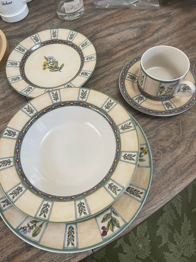 5 piece dish set, 8 place settings
