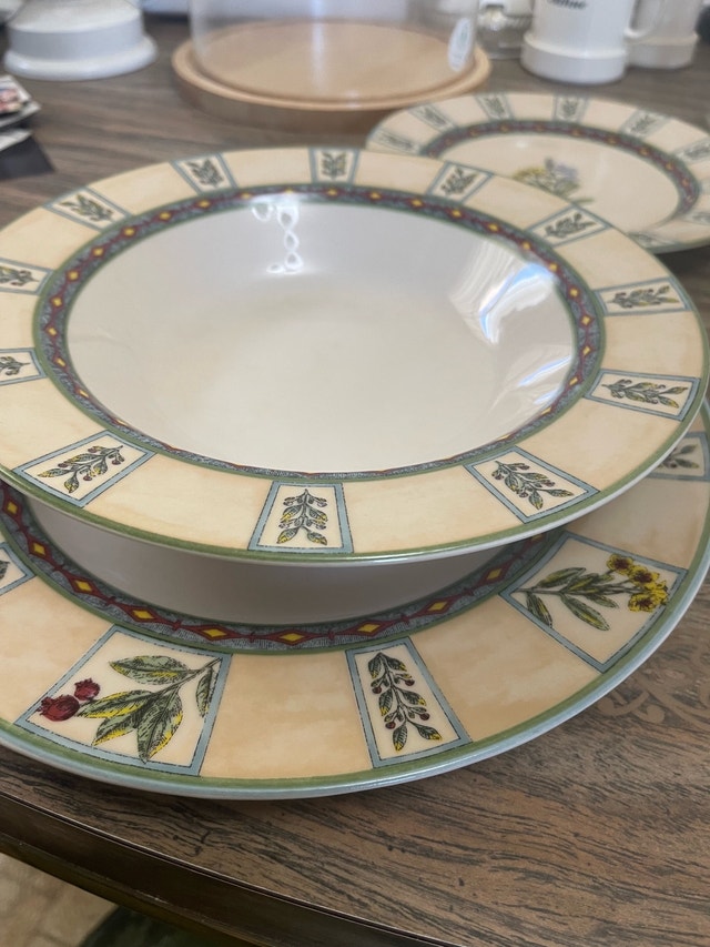 5 piece dish set, 8 place settings - photo 3