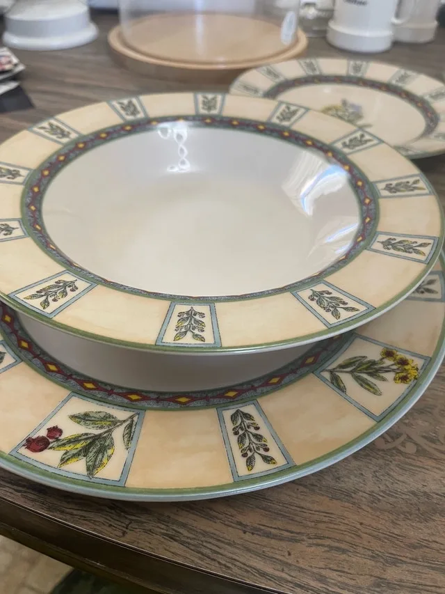 5 piece dish set, 8 place settings - photo 3