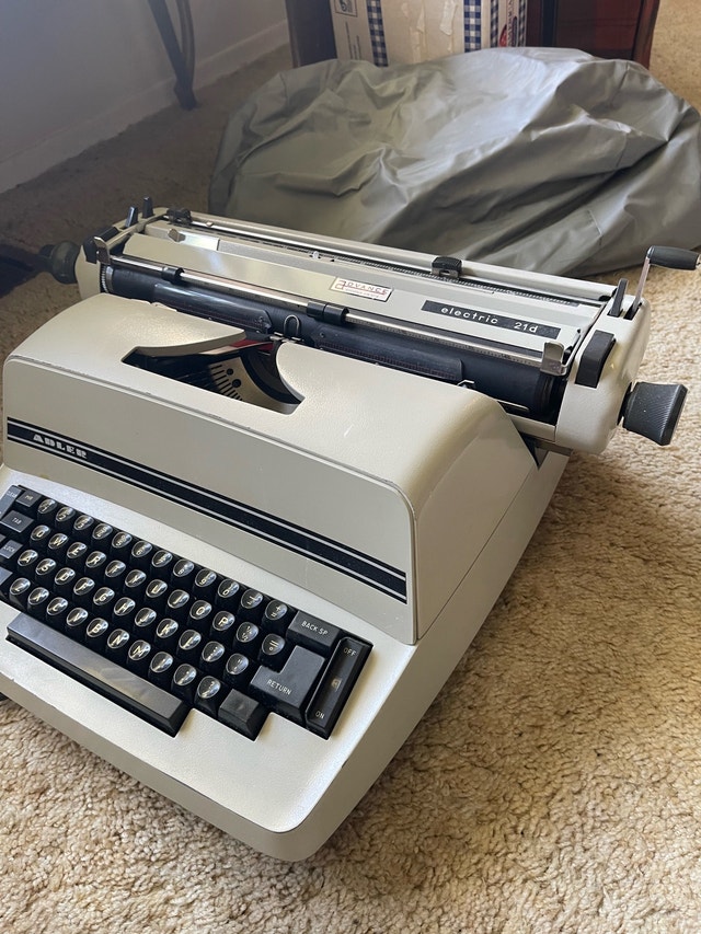 Adler Electric 21d Typewriter - photo 2