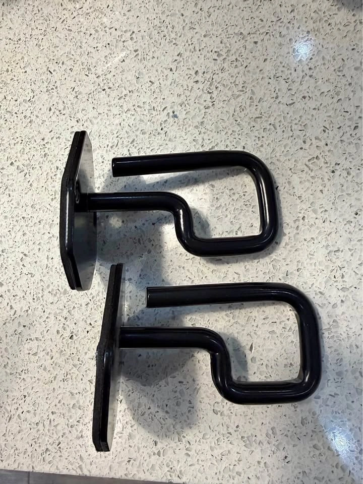 Hook for Defender backseats to lean further backward