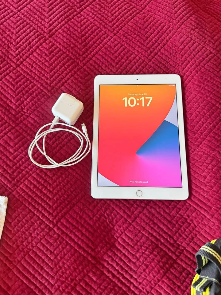 Apple iPad 6th Gen A1893 32GB Wi-Fi 9.7" White