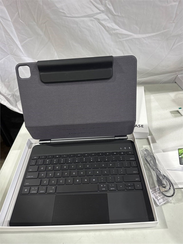 iPad Air 13-inch Case with Keyboard (M4/M3/M2) - photo 4