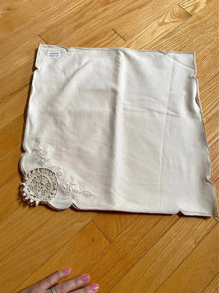 Embroidered napkins, set of 12 -NEW