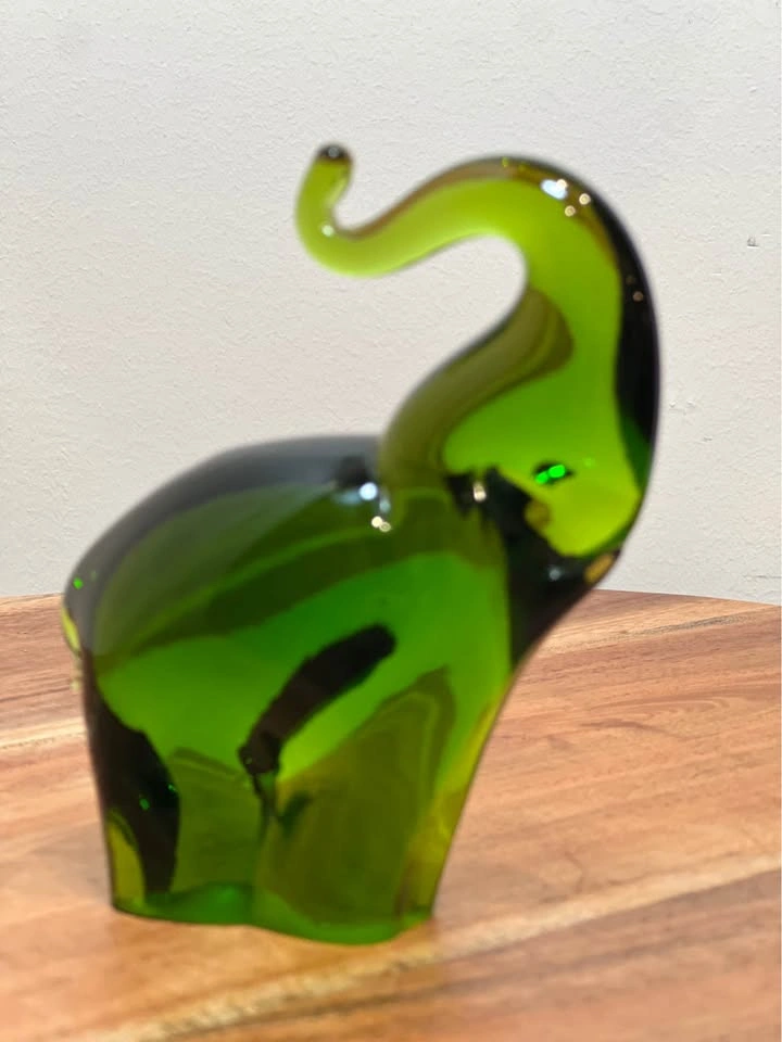 Vintage Emerald Green Art Glass Elephant Figurine – Trunk Up - photo 2