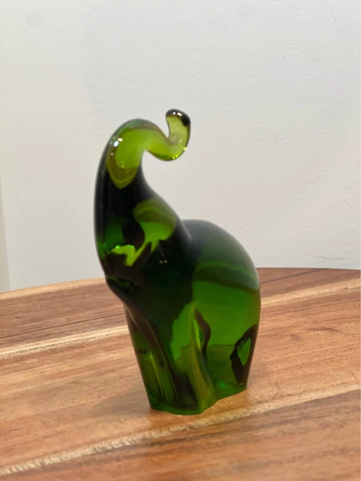 Vintage Emerald Green Art Glass Elephant Figurine – Trunk Up - photo 4