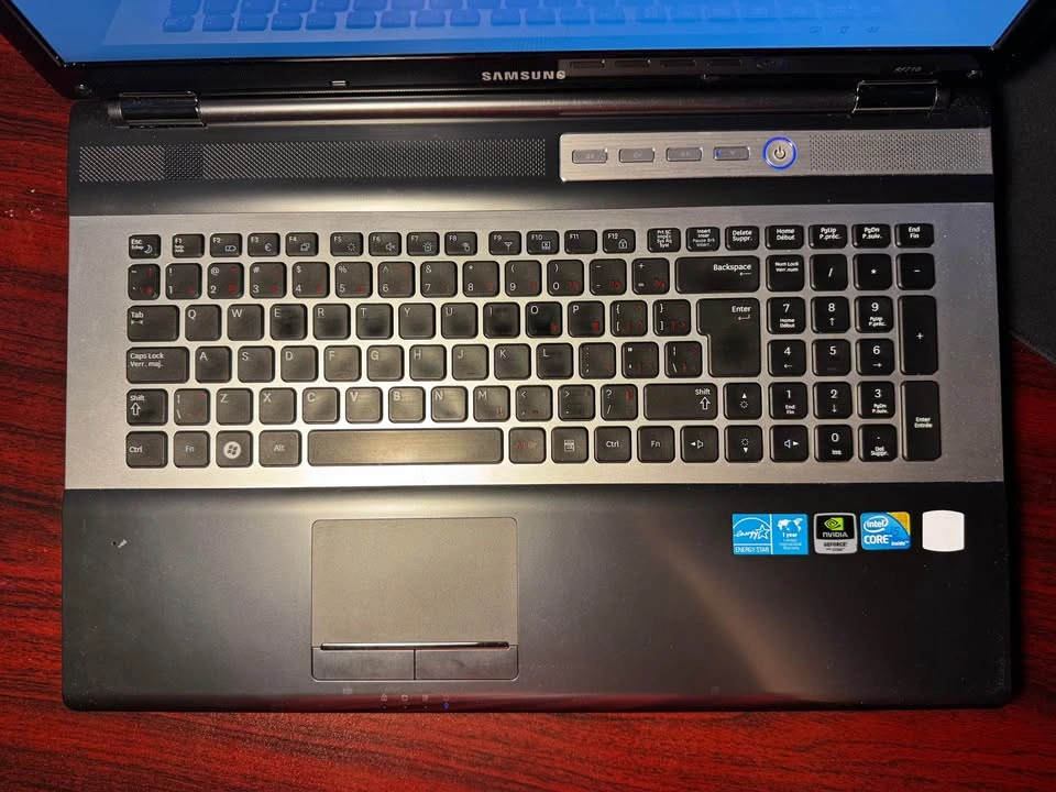 17.3-inch Samsung RF710 Laptop - photo 2