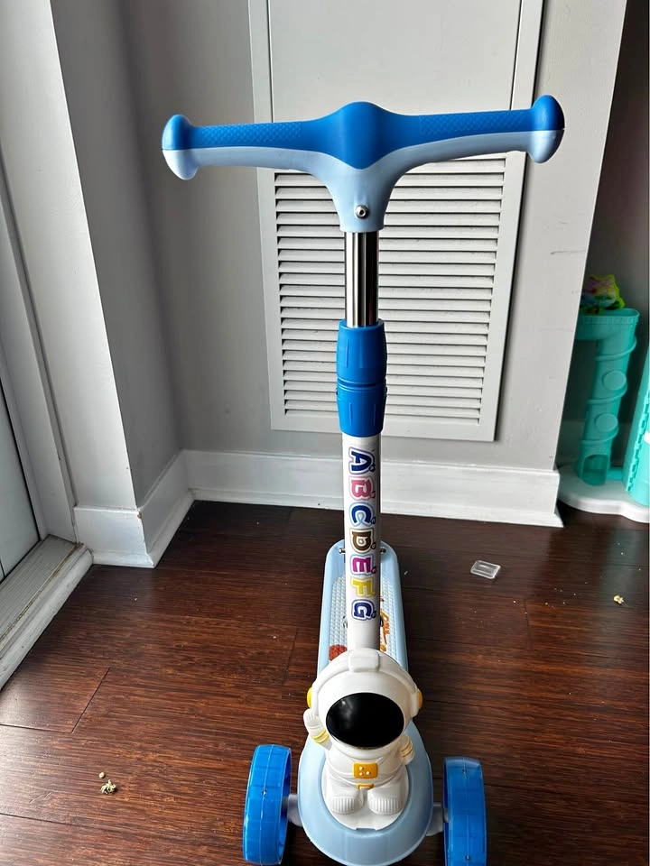Brand New - Children's 3 wheels scooter, adjustable height