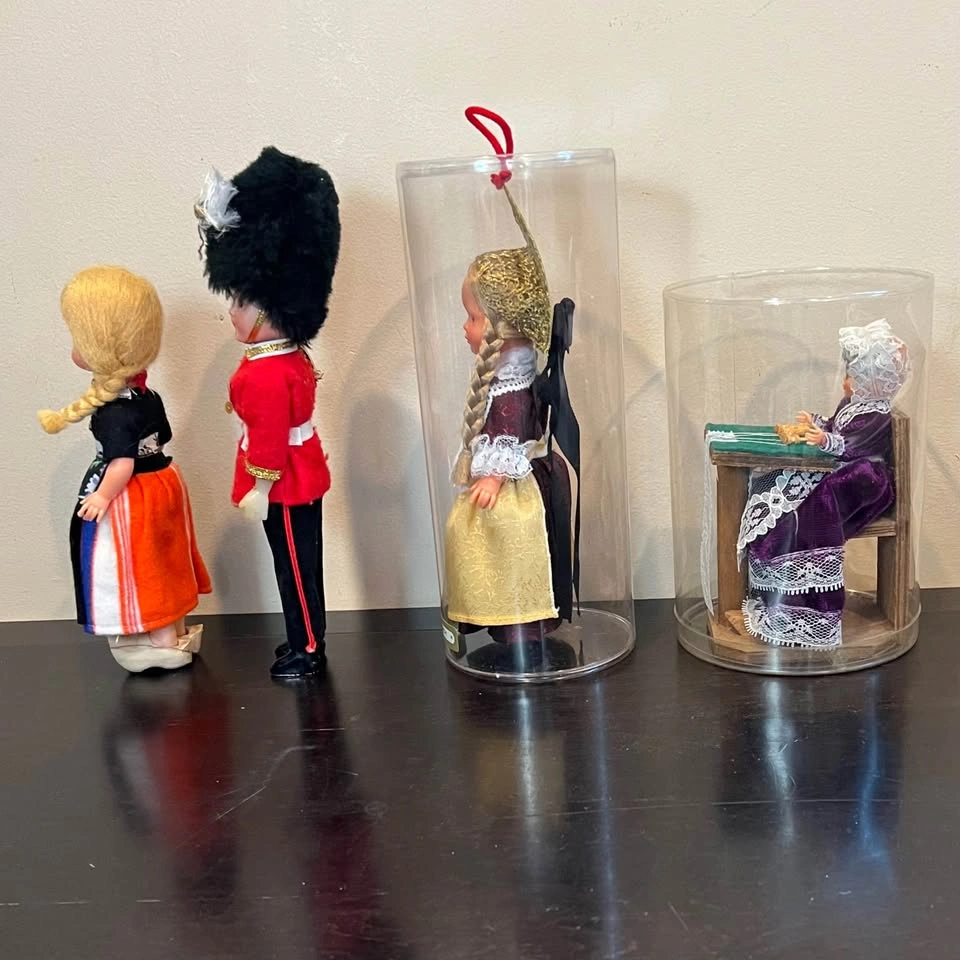 Vintage Souvenir Doll Collection - photo 2