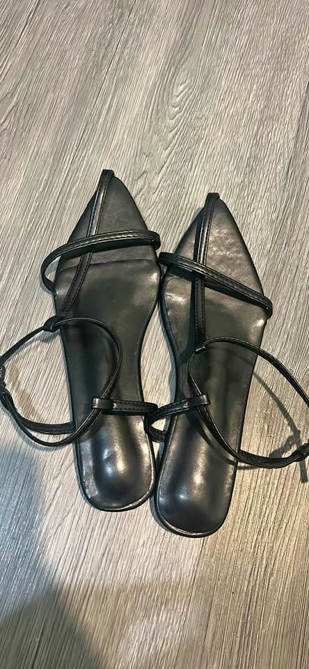 Black Pointed Toe Strappy Flat Sandals (size- 7)