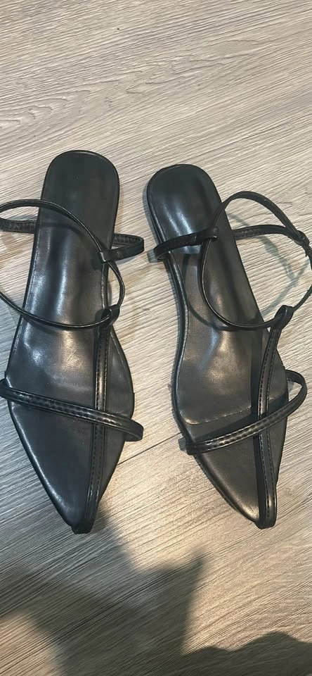 Black Pointed Toe Strappy Flat Sandals (size- 7) - photo 2