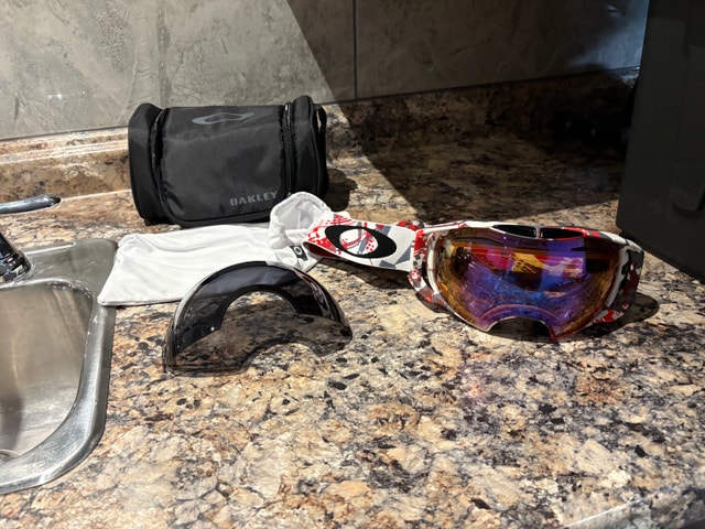 Brand New Oakley Ski/Snowboard Goggles - tags on