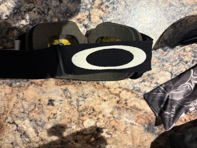 Oakley Goggles Set - Excellent Condition - photo 4