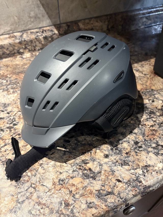 Ski/Snowboard Helmet – Excellent Condition – Size Large