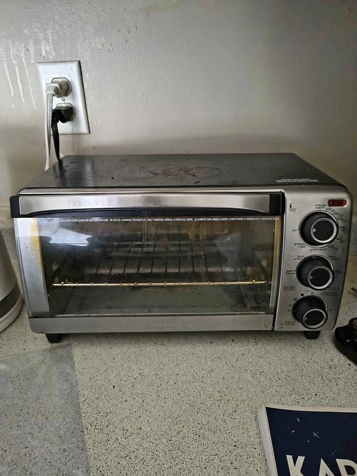 Moving sale-Black & Decker Toaster Oven