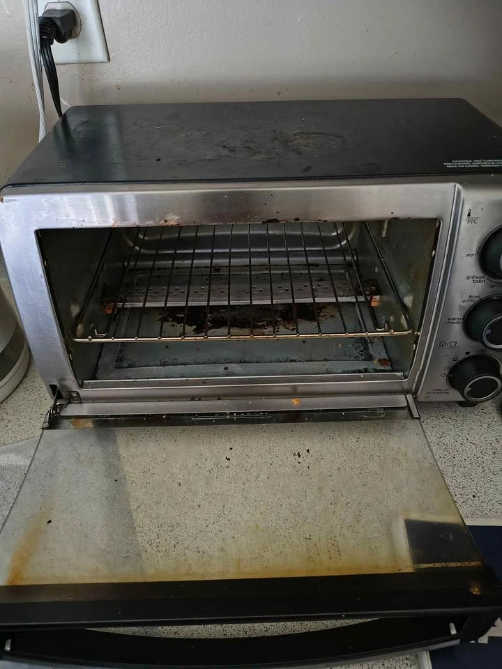 Moving sale-Black & Decker Toaster Oven - photo 2