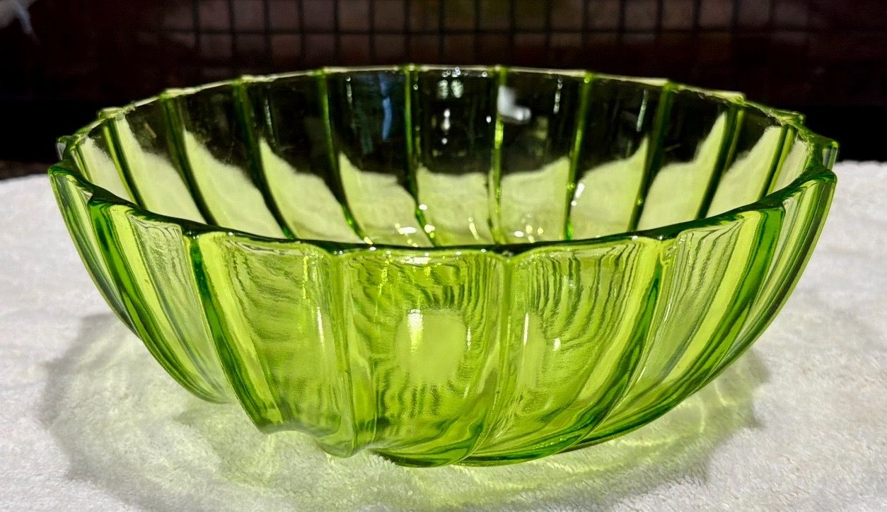 Vintage Federal Glass Rhythm Green Limelight Serving Bowl