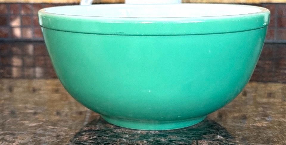 Vintage Pyrex Primary Green Mixing Bowl 2.5 Quart - photo 3