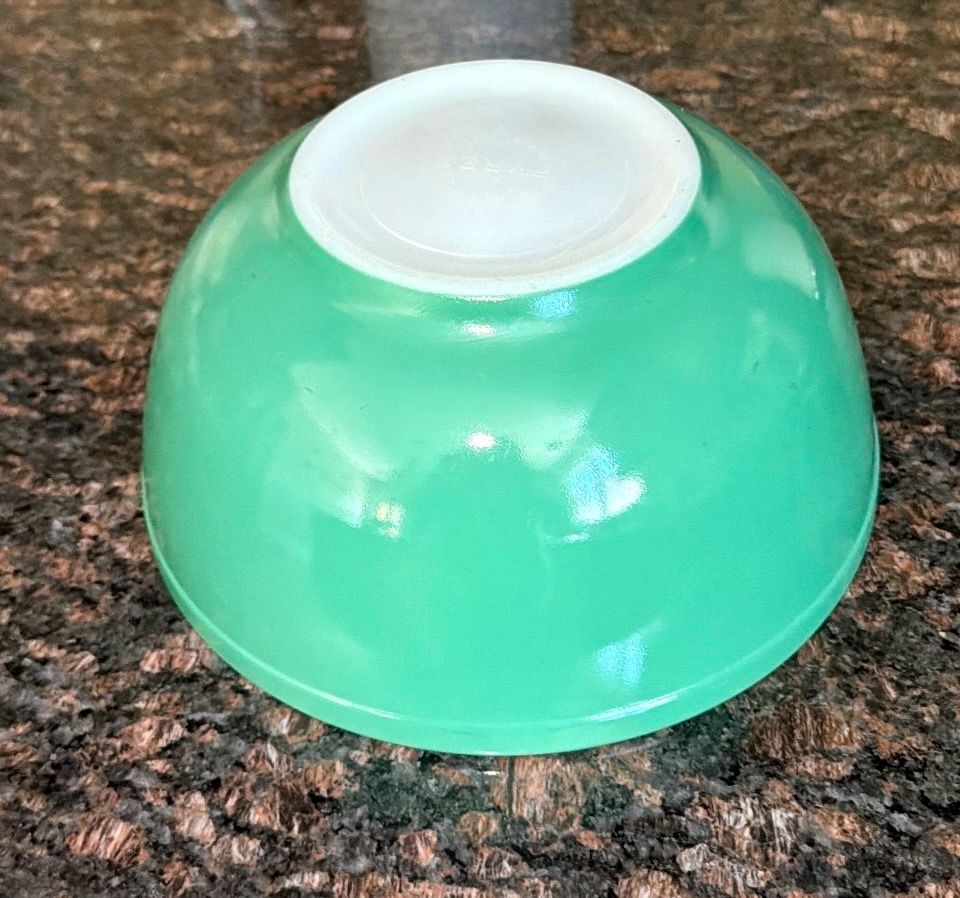 Vintage Pyrex Primary Green Mixing Bowl 2.5 Quart - photo 4