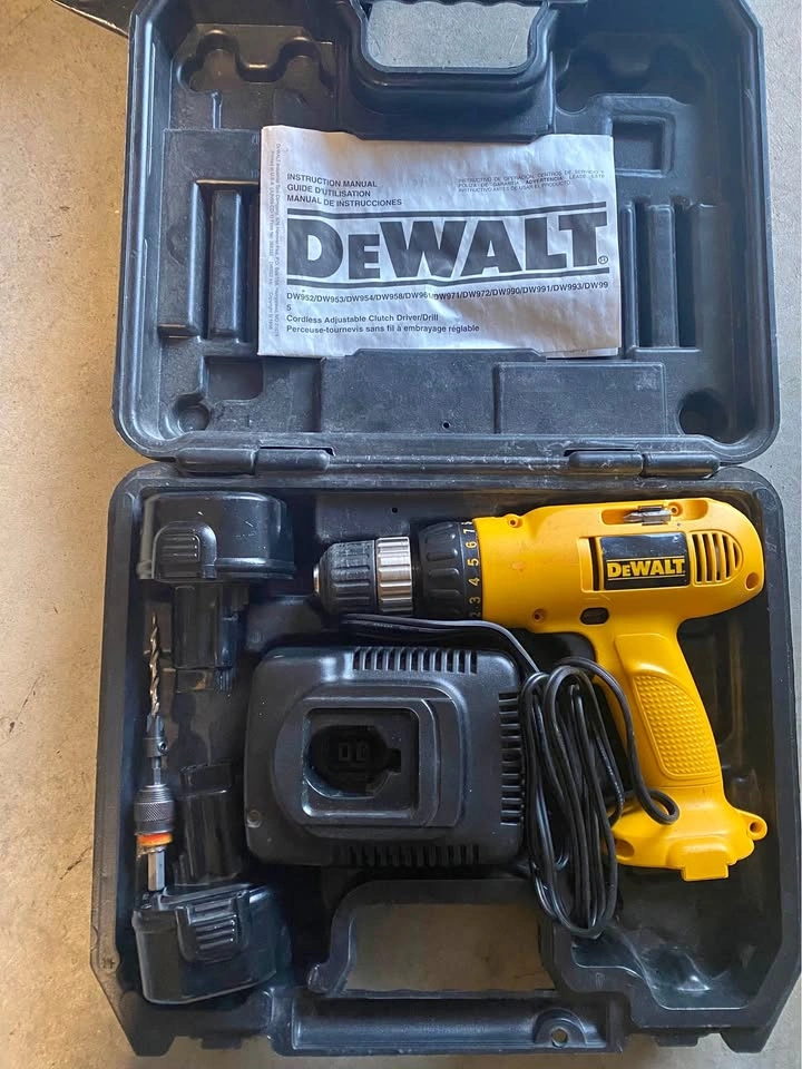 Dewalt Drill (W952) W/ 9.6V Batteries & Charger