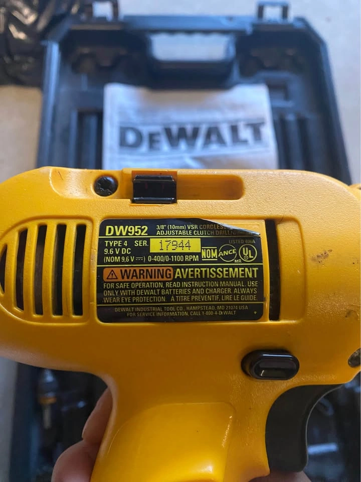 Dewalt Drill (W952) W/ 9.6V Batteries & Charger - photo 2