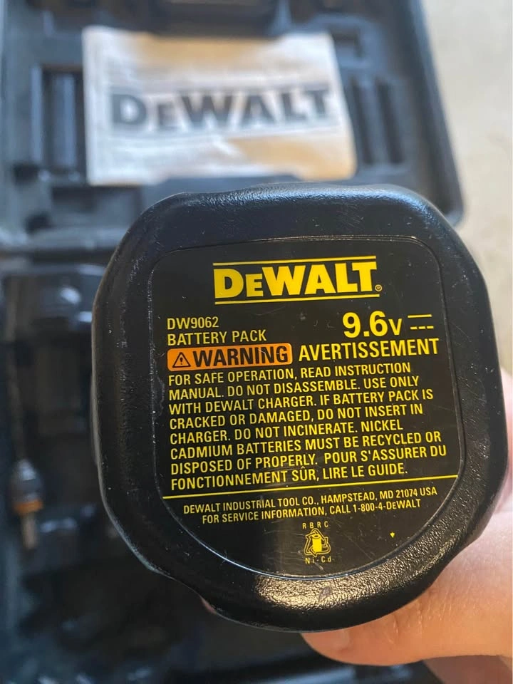 Dewalt Drill (W952) W/ 9.6V Batteries & Charger - photo 3