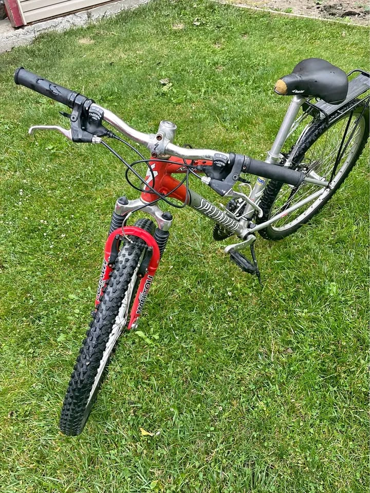 Specialized Rockhopper Mountain Bike – 26” Wheels, Front Suspens