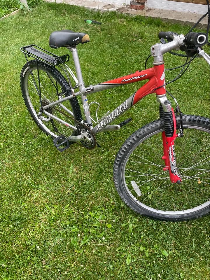 Specialized Rockhopper Mountain Bike – 26” Wheels, Front Suspens - photo 3