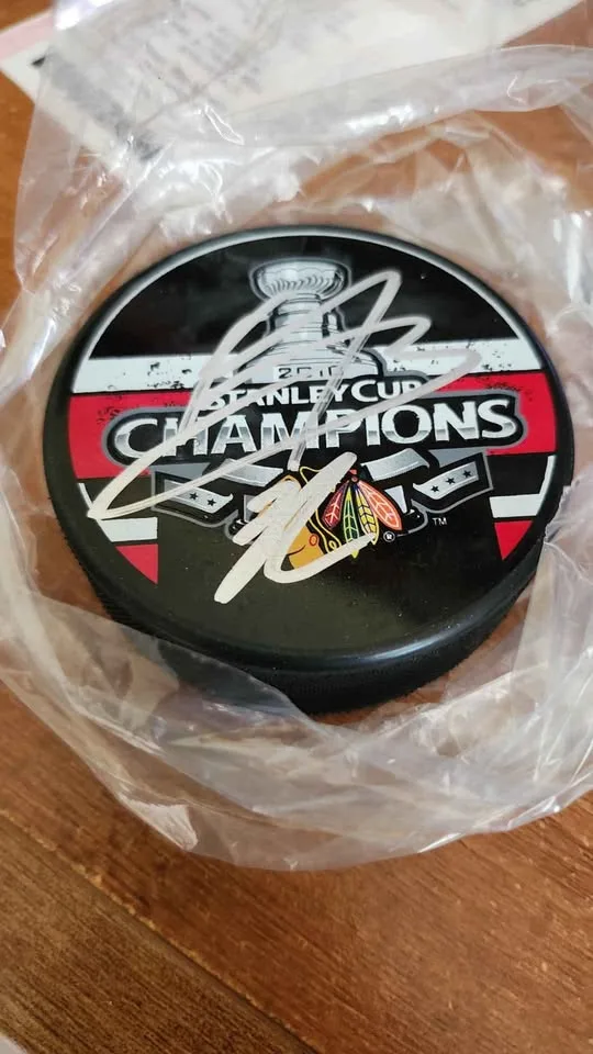Kris Versteeg Signed Stanley Cup Champions Puck image indicator(2)