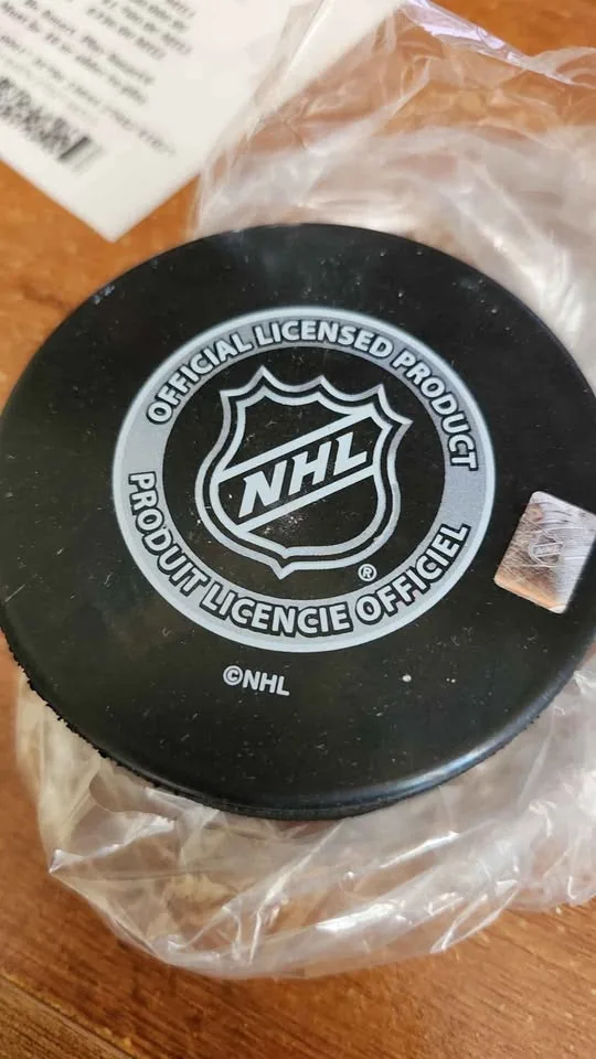 Kris Versteeg Signed Stanley Cup Champions Puck image indicator(4)