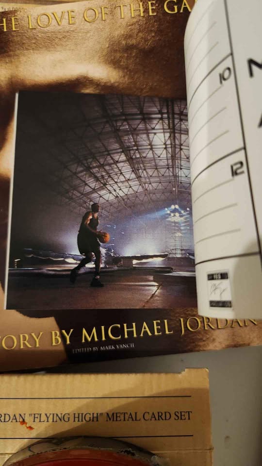 Michael Jordan book and 1991 flip book - photo 3