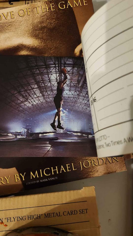 Michael Jordan book and 1991 flip book - photo 4