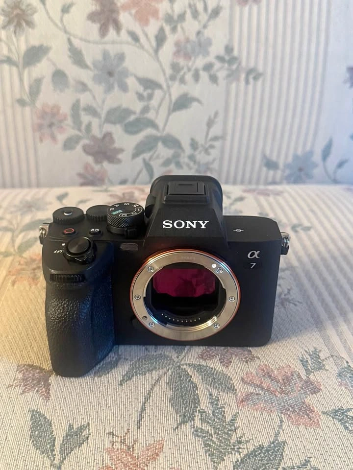 Sony Alpha 7 IV camera body 16715 shutter count