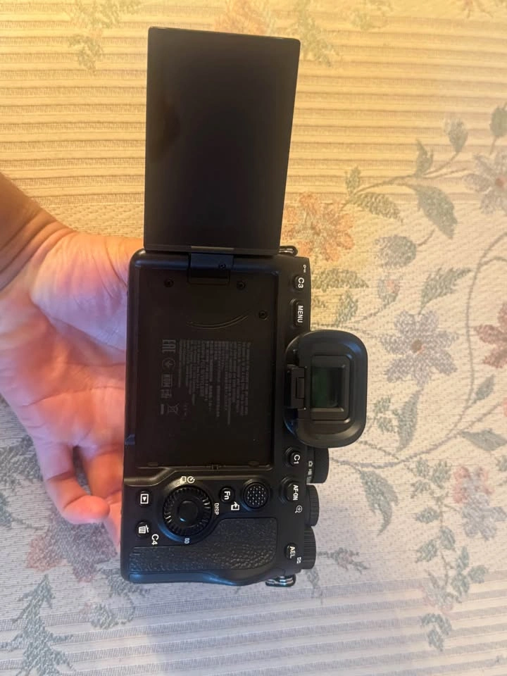 Sony Alpha 7 IV camera body 16715 shutter count - photo 3