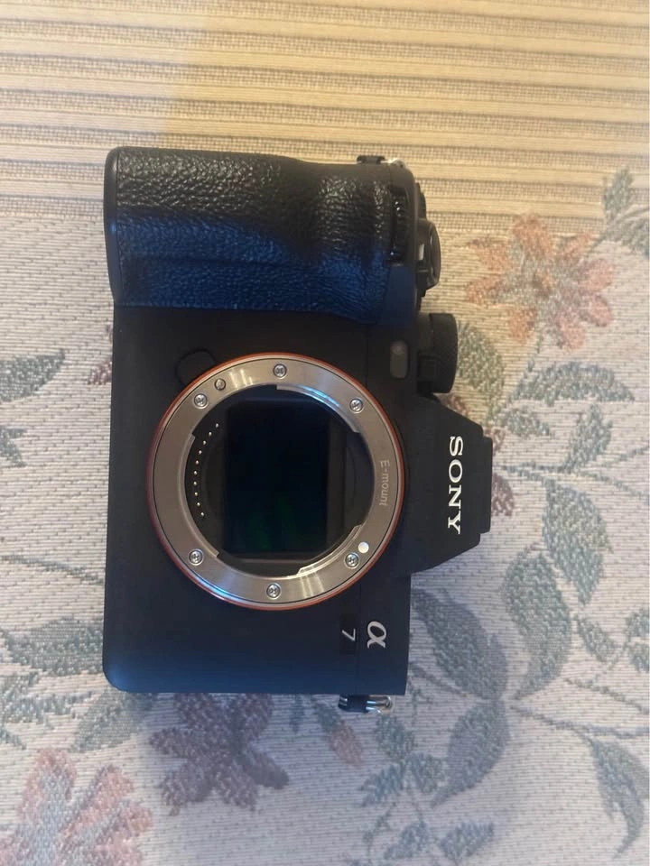 Sony Alpha 7 IV camera body 16715 shutter count - photo 4
