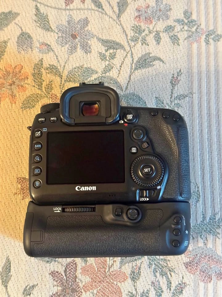 Canon EOS 5D Mark IV DSLR with BG-E20 Battery Grip