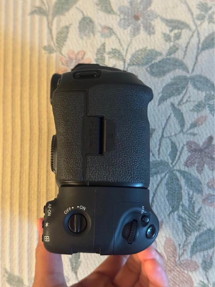Canon EOS 5D Mark IV DSLR with BG-E20 Battery Grip - photo 2