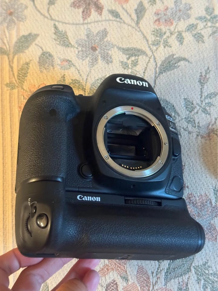 Canon EOS 5D Mark IV DSLR with BG-E20 Battery Grip - photo 4