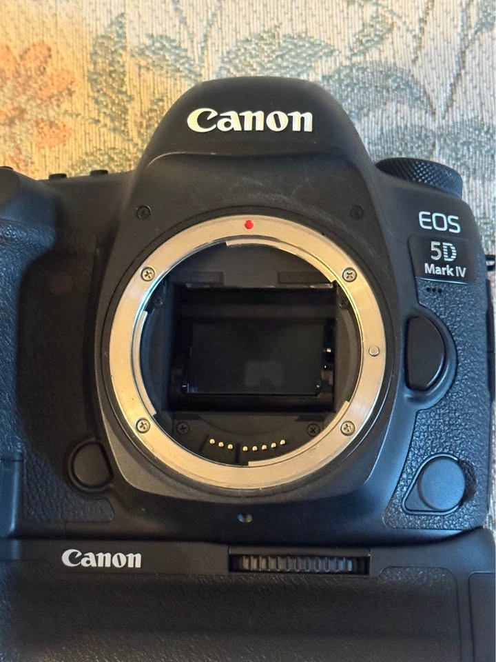Canon EOS 5D Mark IV DSLR with BG-E20 Battery Grip - photo 5