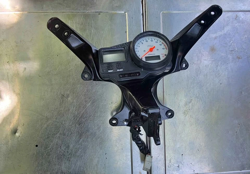 Yamaha YZF-R6 Instrument Cluster / Gauge Set