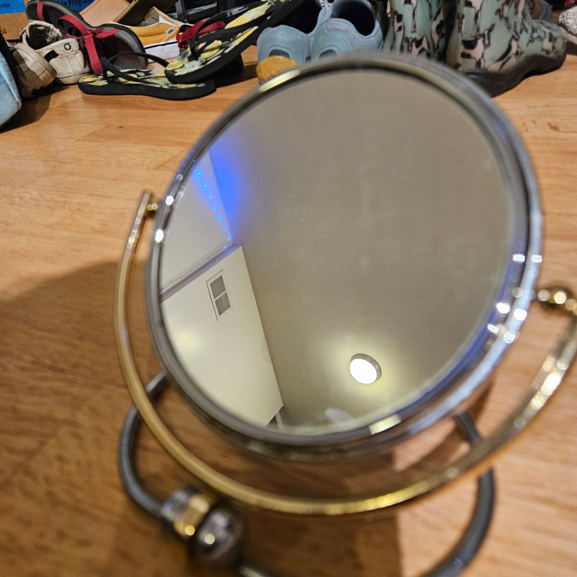 Packable makeup mirror