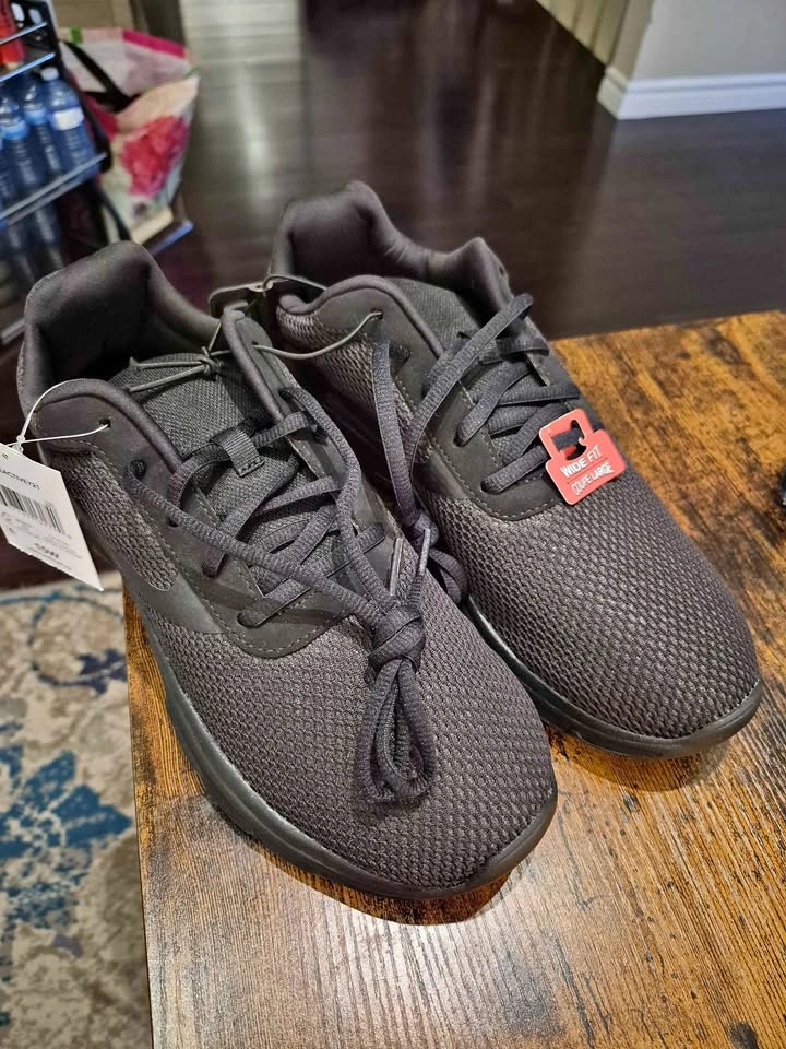Brand New Black Men's 10 Wide Running Shoes