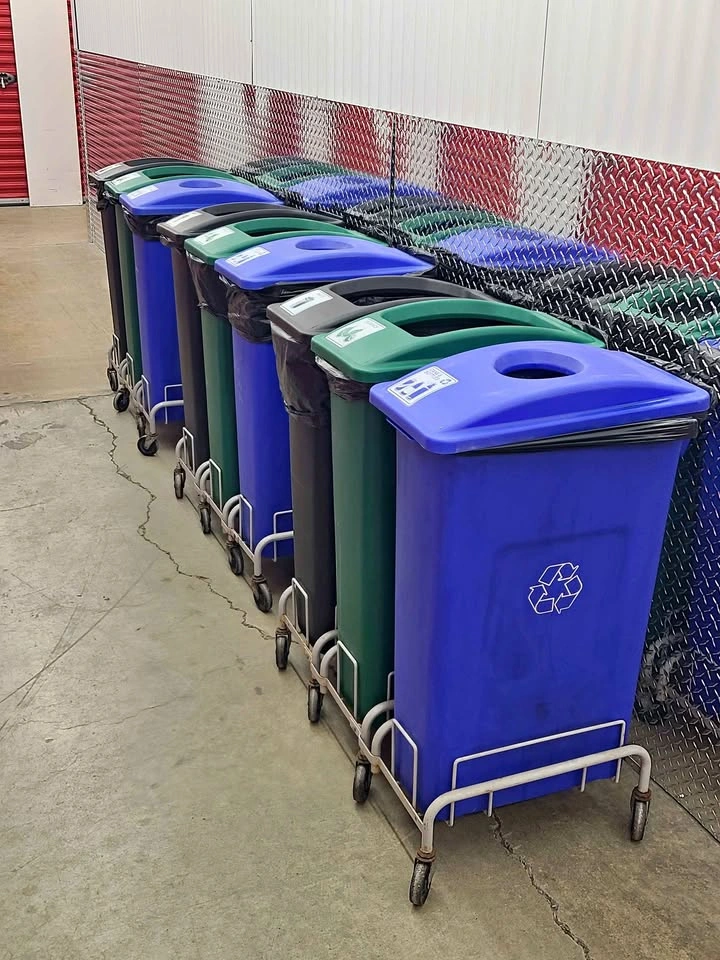 🇨🇦  Garbage bins on wheels