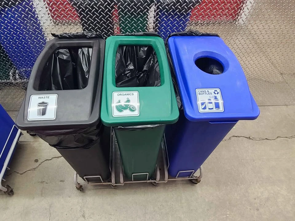 🇨🇦  Garbage bins on wheels - photo 2