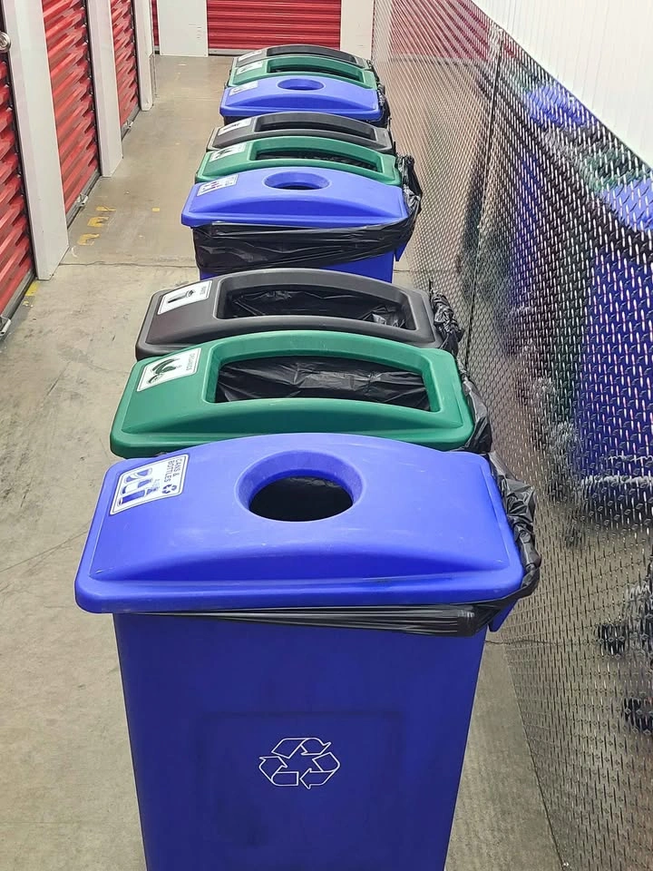 🇨🇦  Garbage bins on wheels - photo 3