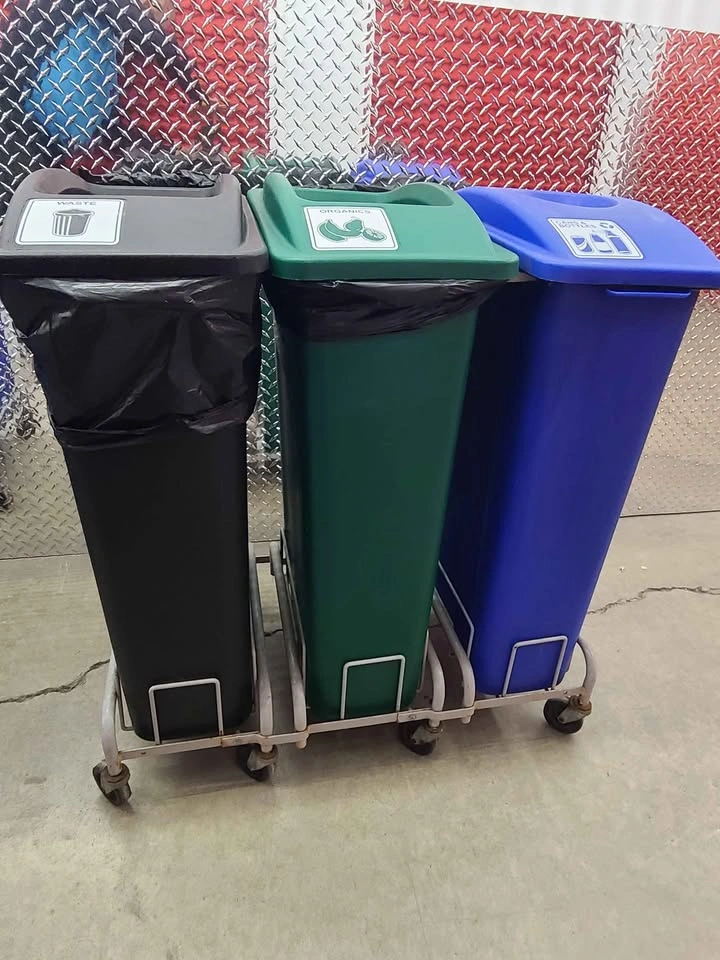 🇨🇦  Garbage bins on wheels - photo 4
