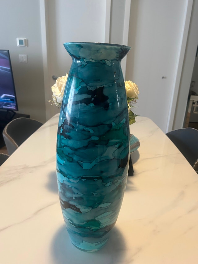 Stylish Decorative Floor Vase - Like New