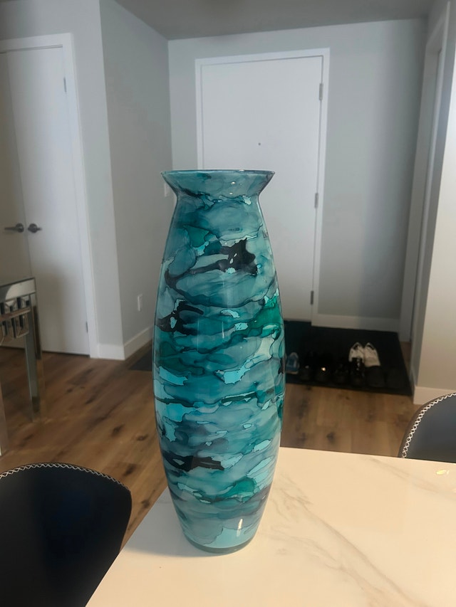 Stylish Decorative Floor Vase - Like New - photo 2