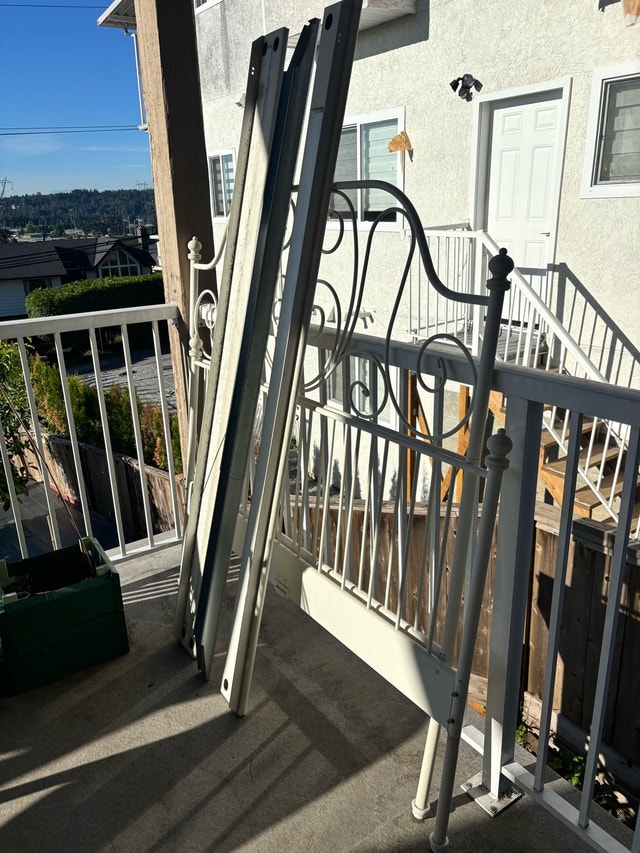 Double/Full white metal bed frame - photo 2