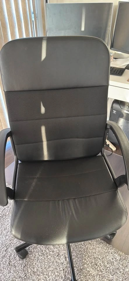 IKEA MICKE Desk and Black Office Chair - photo 2